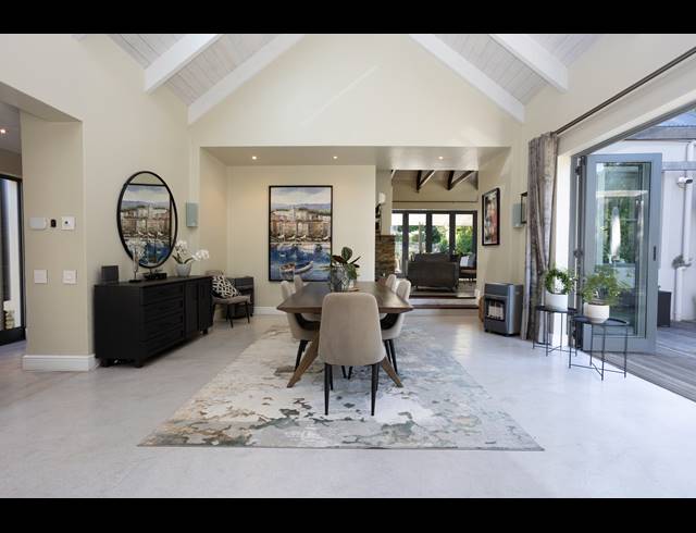 4 BEDROOM HOUSE TO LET IN CONSTANTIA